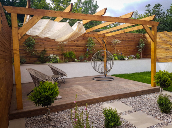 Taman dengan gazebo atau area duduk